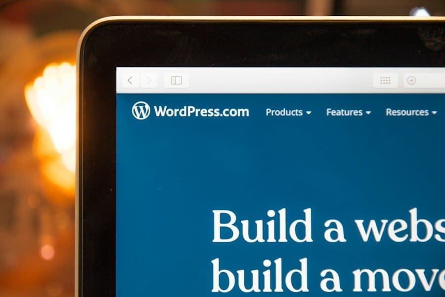 Photo WordPress.com vs WordPress.org comparison