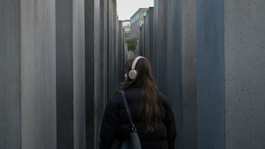 Photo best noise cancelling headphones work travel