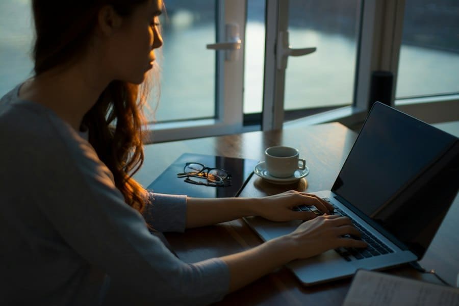 Photo working from cafe etiquette tips