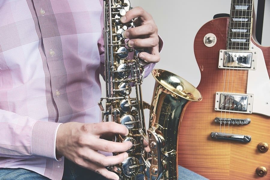 Photo adult beginner learning musical instrument